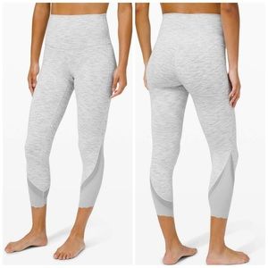 Wunder Under Scalloped Hem High-Rise Crop White and light grey size 6